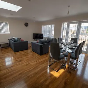 The Coach House - London Heathrow Serviced , Stanwell United Kingdom